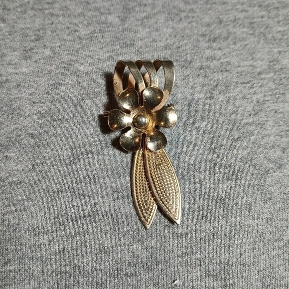 The Unbranded Brand Jewelry - Vintage 1940 To 1950 Brooch Features Gold-tone Metal Floral Design